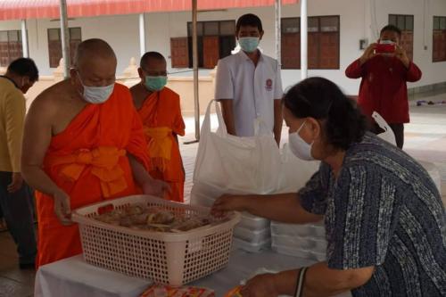วัดมหาธาตุร่วมกับสำนักงานพระพุทธศาสนาจังหวัดยโสธร จัดโรงทานช่วยเหลือผู้ได้รับผลกระทบจากการแพร่ระบาดของโรคติดเชื้อไวรัสโคโรนา 2019