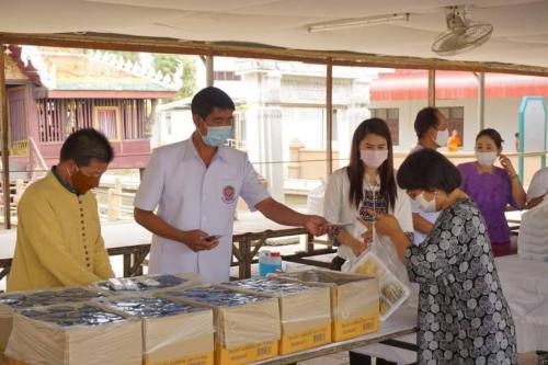 วัดมหาธาตุร่วมกับสำนักงานพระพุทธศาสนาจังหวัดยโสธร จัดโรงทานช่วยเหลือผู้ได้รับผลกระทบจากการแพร่ระบาดของโรคติดเชื้อไวรัสโคโรนา 2019